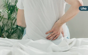 腰痠背痛竟是骨鬆前兆?醫警告:冬天少日照「骨折機率飆高20%」