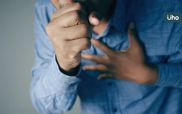 噎到怎麼辦？異物哽塞可以拍背嗎？必學「自我急救法」1情況直接送醫