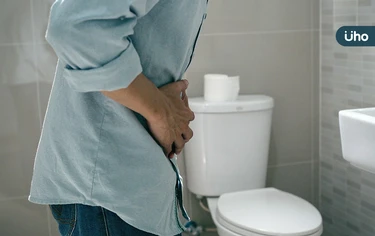 中年男血便誤當痔瘡！醫揭「大腸癌有年輕化趨勢」出現4症狀恐是警訊