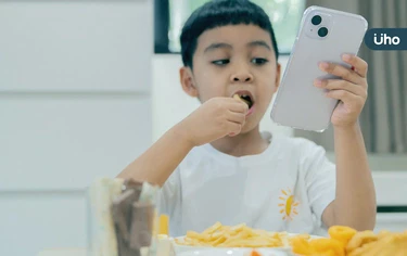 孩子吃飯時配手機「3C育兒」超NG！醫教「3招」讓手機從餐桌消失