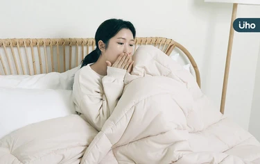 天冷「穿厚衣睡覺」才不會感冒？小心5種「睡衣NG穿法」不能保暖