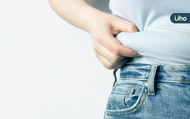 明明不胖卻沒腰線？醫揭「4大原因」影響腰部曲線：不只與體重有關