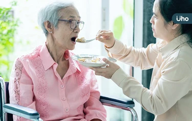 長輩吃東西咬不動？營養師分享3大烹飪技巧：飯加蛋花、蔬菜切碎