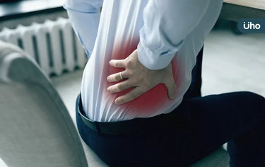 久坐下背痛好不了⋯當心下交叉症候群！醫建議「3大方法」改善症狀