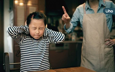 我養你長大，要懂得感恩！12種「育兒毒藥」行為：讓孩子自我懷疑