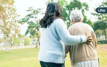 媳婦辭職只為照顧公公？揭密台灣女兒照護困境：吃力討好也必須做