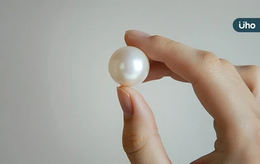 珍珠如何辨真假？從光澤、觸感、溫度解析⋯專家授「5招」一眼看懂