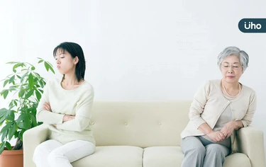 婆婆囤積症「蟑螂爬餐桌」媳婦崩潰！婆媳同住「3大訣竅」維持關係