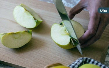 圖解》蘋果怎麼切，果核才不會浪費？日本料理家教「4步驟」斜切就好