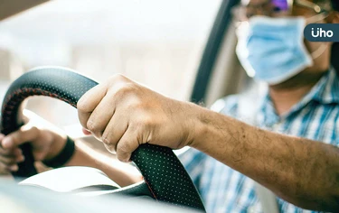 不是開太慢或恍神！國際研究：老人開車「1行為」當心失智症警訊