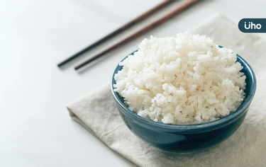 別再用清水煮白飯！食譜專家推「用1物取代」大升級：鹹香又充滿層次