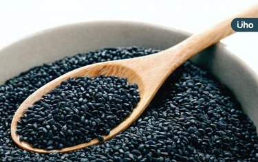 黑芝麻可以預防白頭髮、貧血嗎？要吃多少才夠？揭密「最佳食用時機」