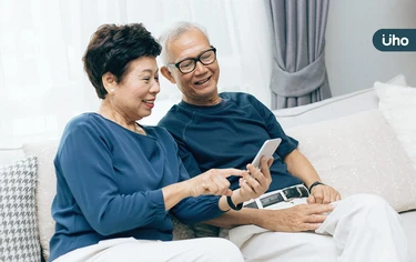 長輩過年愛滑「短影音」？教你3招拉近距離：別再要求「少看一點」