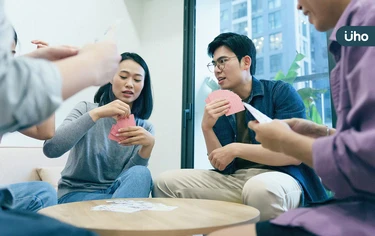 有圖解》春節打麻將、玩桌遊⋯長時間久坐恐傷身！專家授4招伸展運動