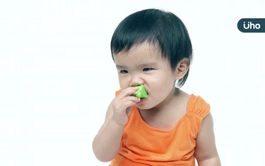 孩童吞下硬幣、電池該怎麼辦？醫列緊急處理流程「第1步先這樣做」