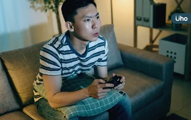 追劇打牌、暴飲暴食⋯小心免疫力下降！醫建議「3大行動」調節身體