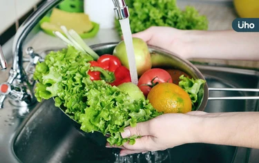 鹽巴洗菜反而越洗越毒！營養師盤點「5大類蔬菜清洗法」避免農藥殘留