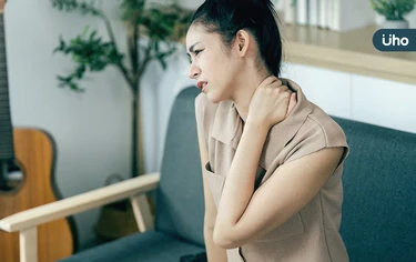 久坐易引發肩頸痠痛不適⋯你有「長假懶人症候群」嗎？醫教4招伸展