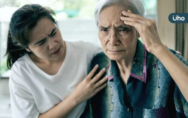 失智家人情緒失控該如何安撫？照護者必知「專屬情緒日誌」協助減壓