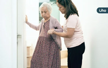 長輩「站不起來」怎辦?4招讓長輩輕鬆起身!最忌諱「1事」千萬別做