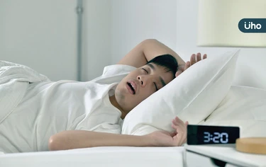 打呼會致命？醫揭「睡眠呼吸中止症」白天、晚上症狀：呼吸窒息百次