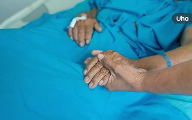 人臨終前有什麼預兆？安寧療護醫師揭「5種徵兆」生命已快到盡頭