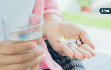 藥太大顆，可以剝半或磨成粉嗎？藥師建議「1招技巧」避免副作用