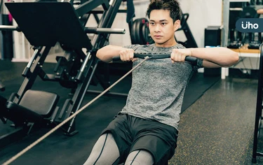 低衝擊運動「划船訓練」是什麼？教你完整動作4階段：有效燃脂增肌