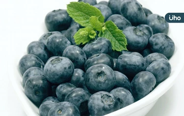 藍莓白粉竟是「天然保護蠟」！營養師曝真相：過度清洗恐流失營養