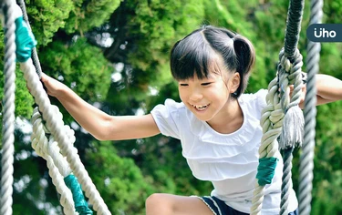 紫外線竟能預防兒童近視？醫揭「適度戶外活動」每週10小時就有效