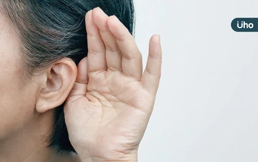 耳朵聽不清楚，小心聽力退化！醫揪「初期1警訊」忽略恐導致失智症