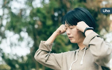 頭痛、畏光、噁心⋯生理期來就頭痛？醫揪「月經偏頭痛」關鍵原因