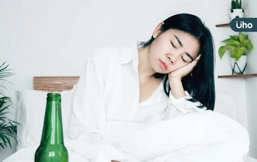 睡前喝酒可以助眠嗎？別傻了！營養師：吃對「這3類營養素」才有效