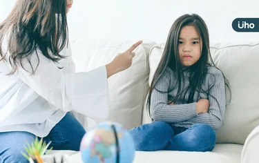 媽媽「怒甩書包」孩子追著撿！家長必知「3個情緒提醒」崩潰前先停