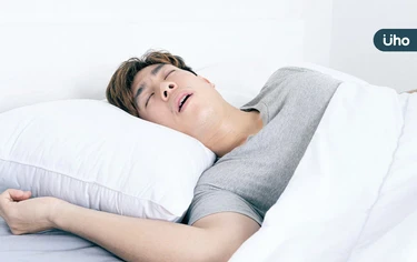 睡覺狂打呼，恐增巴金森氏症風險！醫揭3原因讓「大腦清道夫」失效