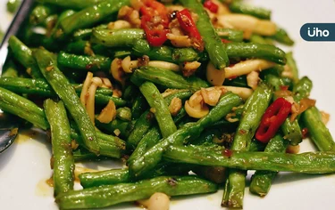 有食譜》一年四季吃得到！2步驟做「四季豆炒金針菇」撒白芝麻調味