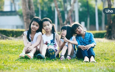 同學拿走椅子致撞頭「腦震盪」！孩子必知4種絕對不碰的「玩笑遊戲」