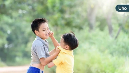 孩子常被說愛打人、不合群?醫揭背後原因:不一定是教養問題