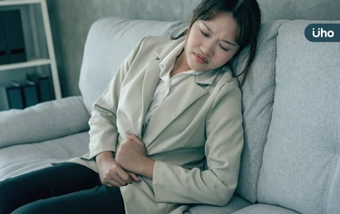 吃完飯不能坐！她脹氣嚴重「每天罰站2小時」醫揭生活4招有助改善