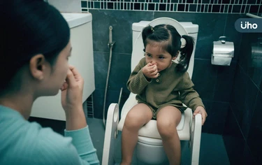 戒尿布公廁太髒怎麼辦？潔癖媽必知「公廁生存術」5招讓孩如廁不沾手