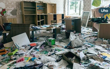 地上有幾百片成人紙尿布，排泄物直接黏在地板上⋯囤積屋清潔第一現場