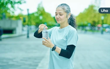 65歲嬤「2年多瘦身21公斤」！每天堅持做2件事：比少吃還要有用