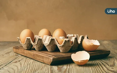 你吃的蛋新鮮嗎？洗選蛋、散裝蛋差在哪？「這1種蛋」料理前先洗