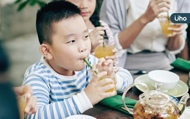 小學生喝能量飲料送急診！醫揭「急性咖啡因中毒」恐致心跳飆破120