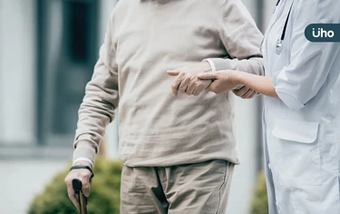 這不是失智症！走路不穩、記憶變差⋯醫揪「常壓性水腦症」典型症狀