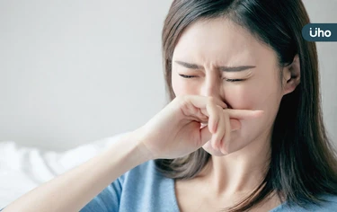 改善鼻過敏,洗鼻器真的有用嗎?醫揭「正確洗鼻」2步驟:頭低歪一邊