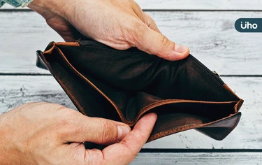 有錢人不會這樣做！錢包塞發票、買打折商品⋯讓人變窮的5個壞習慣