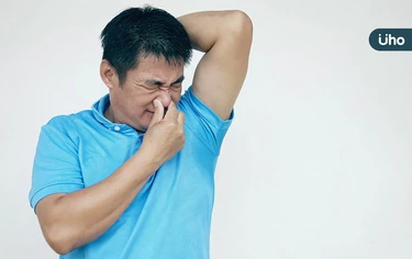 夏天腋下多汗、手汗狂冒怎麼辦？醫揭青春期好發：安全2招幫助改善