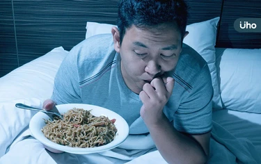 嘴饞怎麼辦?當心睡不飽讓你假性飢餓!醫:難抗拒高脂肪、高碳水食物