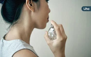 香水對身體有害嗎？內分泌科醫教「1招」正確噴香水：別再噴臉附近